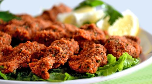 Üç kent çiğ köfteyi tartışıyor