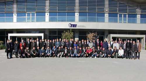 Uçak bakımcılar uçak motor fabrikasında