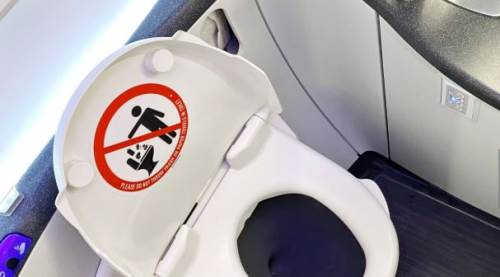 Uçak Tuvaletleri Neden Küçüktür? Havayolu Yolculuğunda Konfor ve Tasarım Dengelemesi