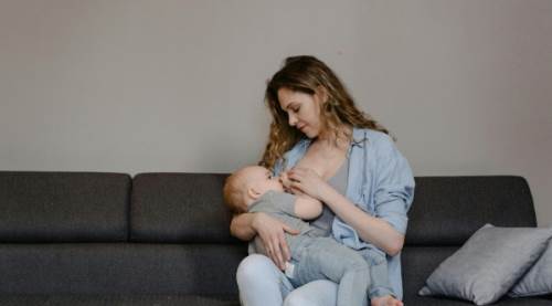  Uçakta Bebek Emzirme Odası Var mı? Havayolu Şirketlerinin Uygulamaları ve Seyahat İpuçları