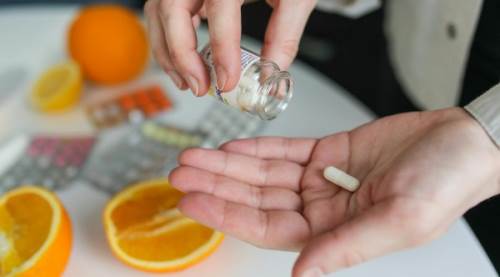 Uçakta İlaçlar Nereye Konur? Seyahat Ederken İlaç Taşıma Rehberi