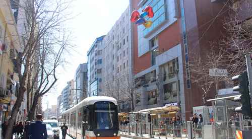Uçan balonlar tramvayı durdurdu