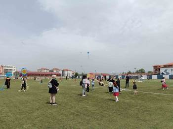 Uçurtmasını Alan Herkes Stadyuma Koştu
