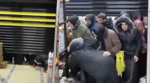 Ucuz ürün için birbirlerini ezdiler