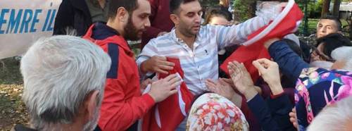 Ülkü Ocakları'ndan vatandaşlara bayrak