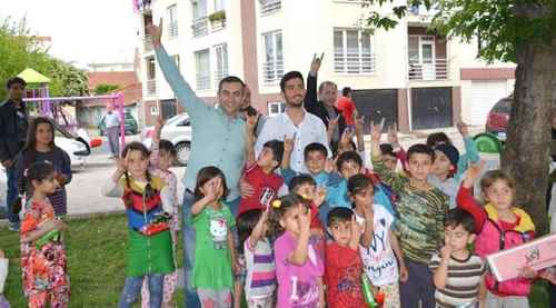 Ülkücüler Türkmen çocuklarının yanında