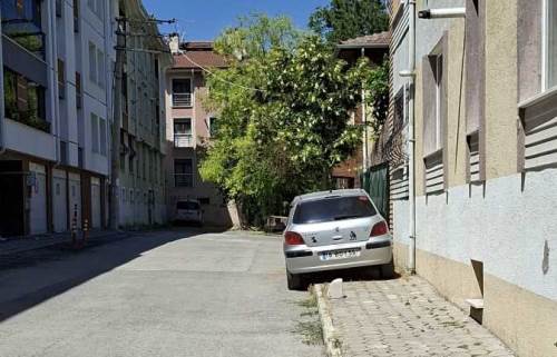Uluönder’de kaldırım işgali yayaları zorladı