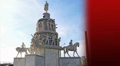 Ulus Anıtı'na bir de kafanızı eğerek bakın