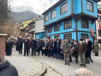 Ümraniye Muhtarlar Derneği Üyeleri Afyonkarahisar’In Tarihi Sokaklarını Gezdi
