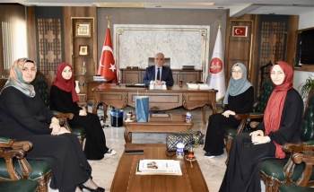 Umreye Gönderilen Üniversite Öğrencileri Yurda Döndü
