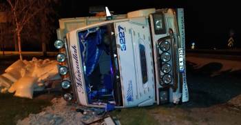 Un Yüklü Kamyon Devrildi
