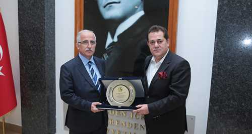 ÜNAL'DAN VALİ TUNA'YA PLAKET