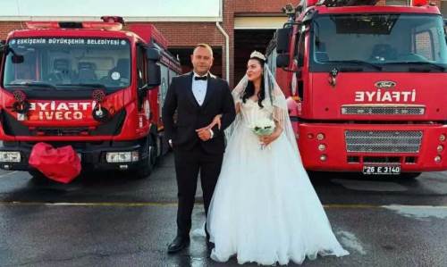 Üniformayla çıktığı kapıdan damatlıkla döndü: İtfaiye teşkilatında duygulandıran ziyaret