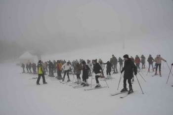 Üniversite Öğrencileri, Muratdağı Termal Kayak Merkezi’Nde Harmandalı Zeybeği Oynadı
