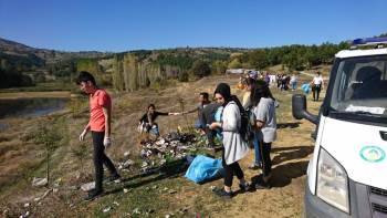 Üniversite Öğrencileri Çöp Topladı
