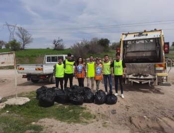 Üniversite Öğrencilerinden Örnek Davranış

