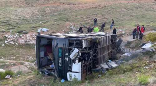 Üniversite öğrencilerini taşıyan otobüs devrildi: 3 ölü, 41 yaralı