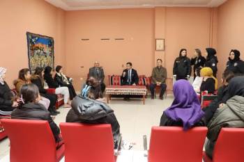 Üniversiteli Öğrencilere Kades Anlatıldı
