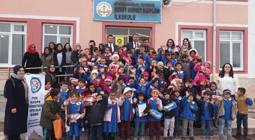 Üniversitelilerden köy okuluna gönül köprüsü