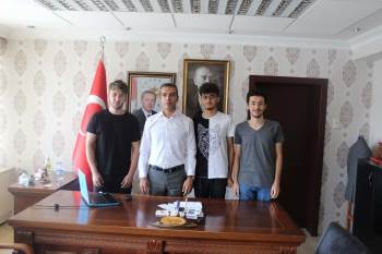 Üniversiteyi Kazanan Öğrencilerden Kaymakam Hasan Çiçek’E  Teşekkür Ziyareti
