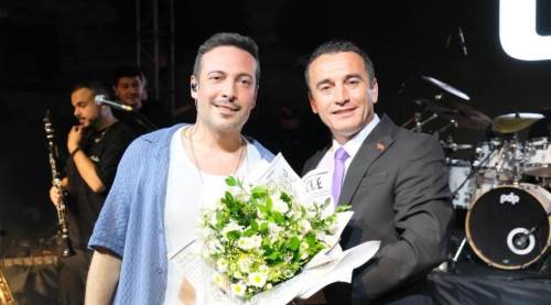 Ünlü sanatçı Eskişehir'de sevenlerini çoşturdu