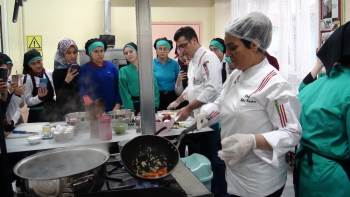 Ünlü Şefler Öğrenciler İle Mutfağa Girdi
