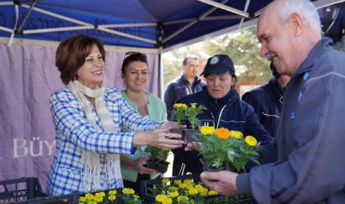 Ünlüce’den kabristan ziyaretçilerine çiçek