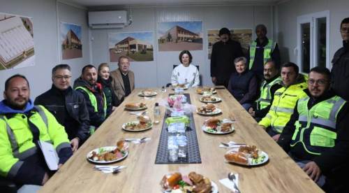 Ünlüce işçilerle sahura kalktı