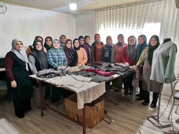 Ürettikleri Kıyafetlerle Ekonomiye Katkı Sağlıyorlar
