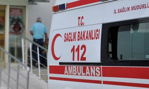 Uşak'ta iki otomobil çarpıştı, 1 bebek ve 7 kişi hastaneye kaldırıldı