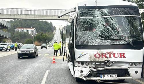 Uşak'ta işçi servisi kazası: 20 yaralı hastaneye kaldırıldı