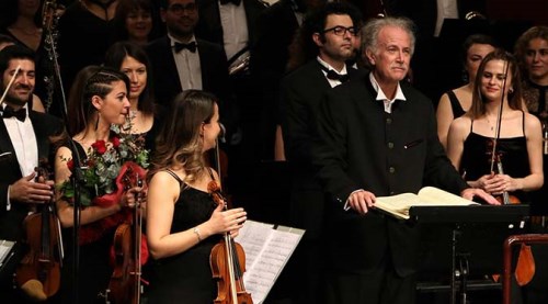 Usta bestekarlar kemanla büyüledi