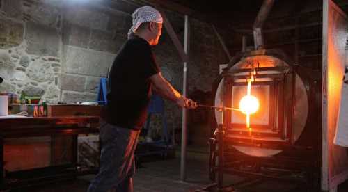 Usta eller camları bir bir işliyor