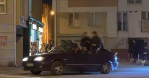 Üstü açık otomobille tehlikeli şov! Mahalle sakinleri polisi aradı