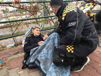 Üşümesin Diye Yaralanan Sürücünün Üzerine Battaniye İle Örttüler
