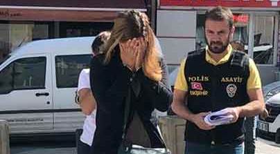 Utancından yüzünü kapattı!