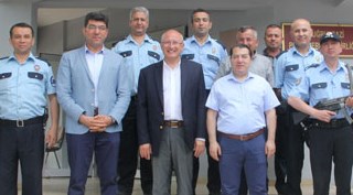 Utku Çakırözer’den karakola bayram ziyareti 