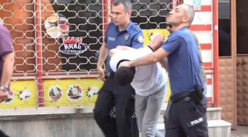 Üvey annesini darp edip kendini eve kilitledi!