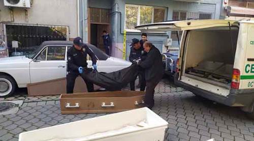 Uykudaki 2 arkadaşının boğazını kesip öldürdü