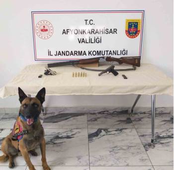 Uyuşturucu Baskını Yapılan Adreste Ruhsatsız Tabanca Ve Tüfek Ele Geçirildi
