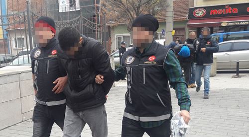 Uyuşturucu satıcısı 3 kişi yakalandı