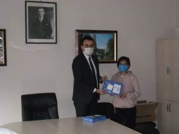 Uzaktan Eğitime Katılabilmeleri İçin Öğrencilere Tablet Dağıtıldı
