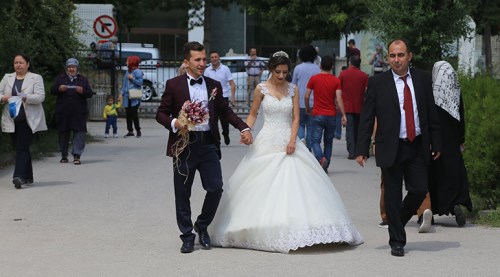 Üzerinde gelinlikle oy kullandı