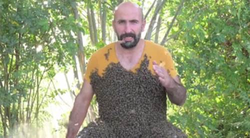 Üzerinde tam 60 kilogram "arı" var!