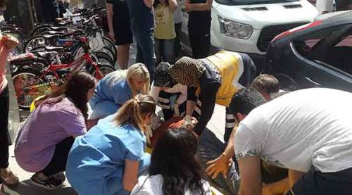 Üzerine cam kaplama parçası düşen kadın yaralandı