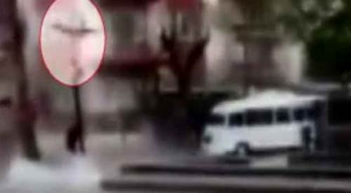 Üzerine yıldırım düştü, metrelerce havaya uçtu