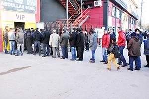 Uzun kuyruklar oluştu