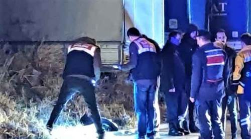 Vahşi cinayet: Karısını başını kesip öldürdü!