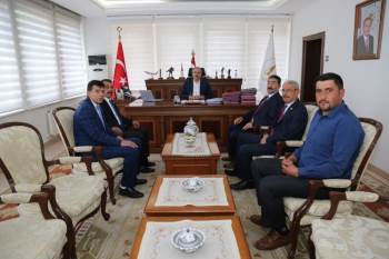Vali, Muhtarlar Derneği’Nin Yeni Yönetimi İle Görüştü
