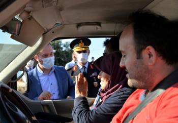 Vali, Vatandaşların Bayramını Kutladı, Çocuklara Çikolata İkram Etti
